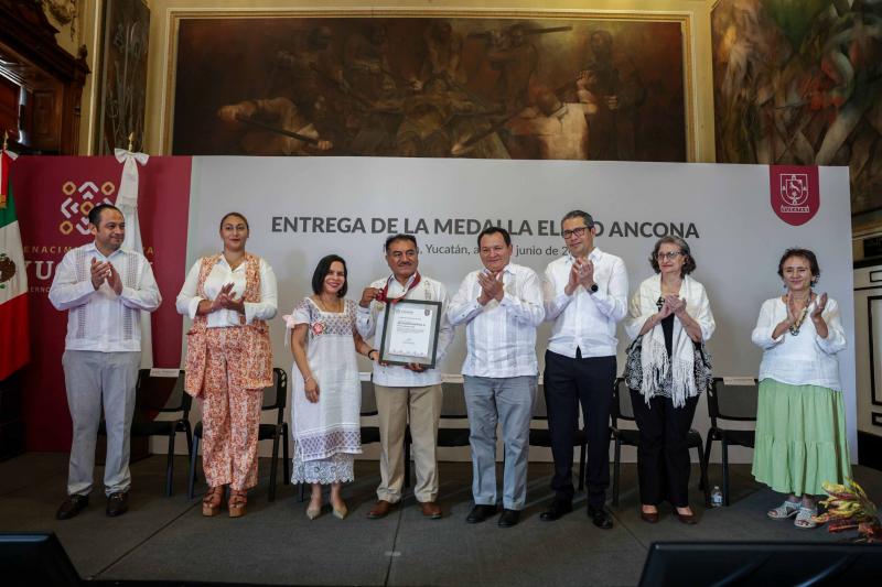 Fidencio Briceño Chel recibe Medalla Eligio Ancona