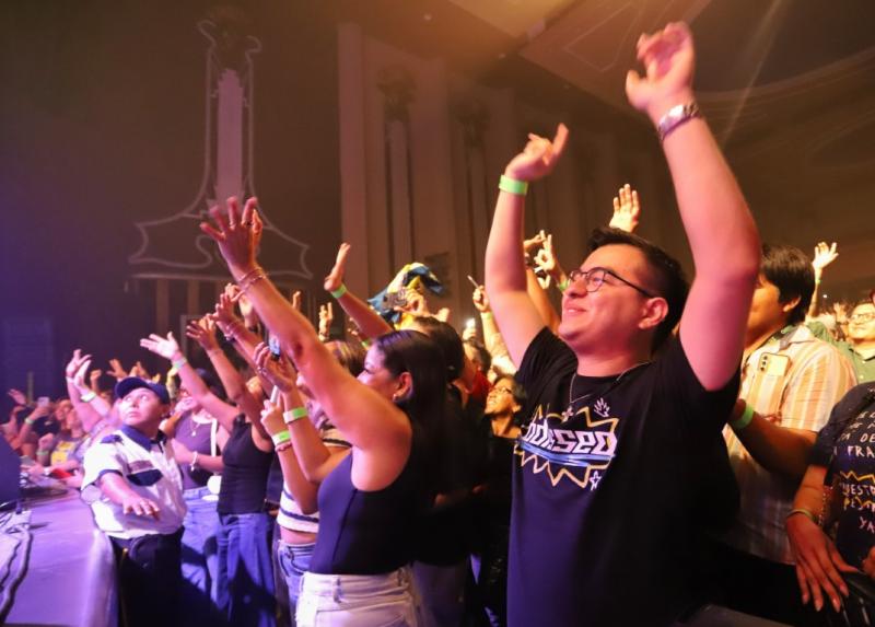 Indie pop y rock alternativo hacen vibrar el teatro Armando Manzanero