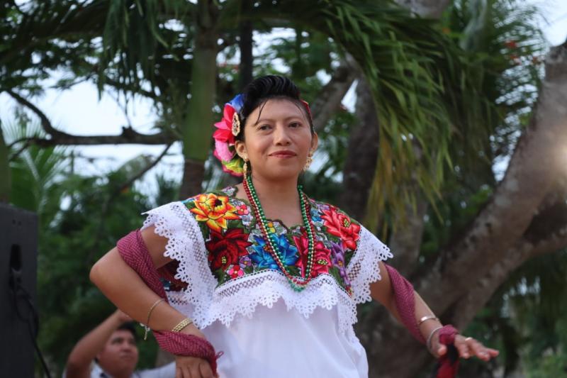 Con pasarela, jarana y artesanías, Yucatán honra al pueblo maya