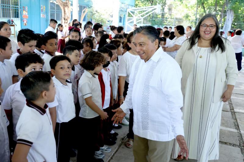 Más de 594 mil estudiantes regresan a clases en Yucatán