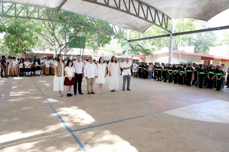 Más de 594 mil estudiantes regresan a clases en Yucatán