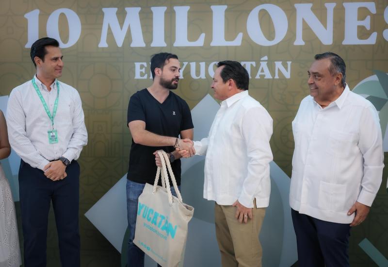 Celebran al pasajero 10 millones de Viva Aerobús en Yucatán y anuncian vuelo directo a Los Ángeles