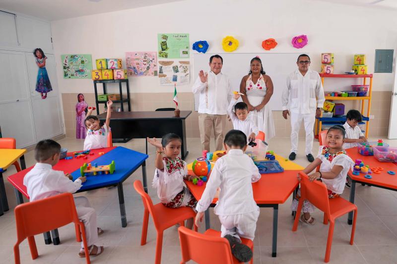 Gobernador Joaquín Díaz Mena cumple a alumnas y alumnos del preescolar "Cuitláhuac" de Tixcacal
