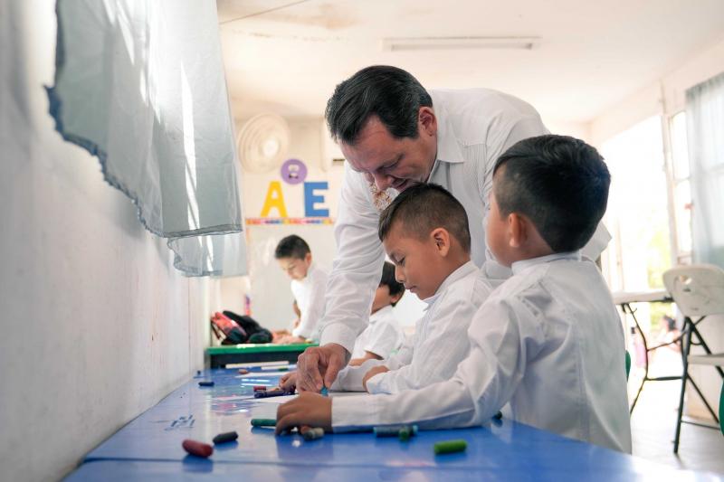 Gobernador Joaquín Díaz Mena cumple a alumnas y alumnos del preescolar "Cuitláhuac" de Tixcacal