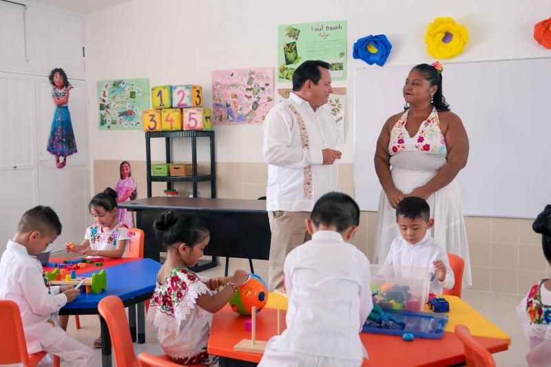Gobernador Joaquín Díaz Mena cumple a alumnas y alumnos del preescolar "Cuitláhuac" de Tixcacal