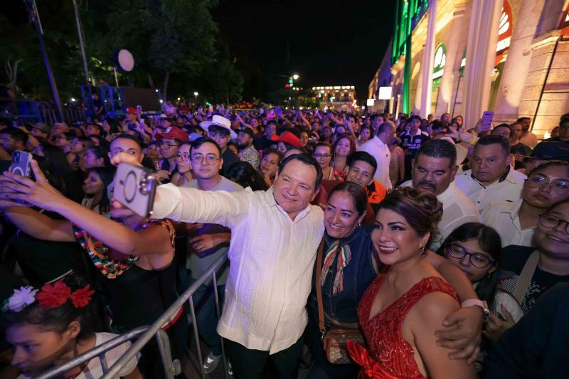 Multitud durante la celebración de la Independencia en el Palacio de Gobierno de Mérida