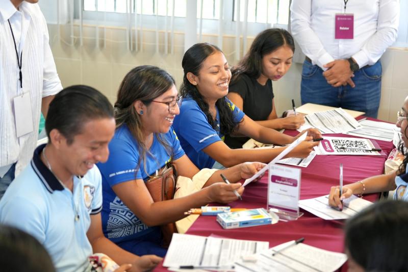 Invitan a universitarias y universitarios a inscribirse a la beca Juventudes Renacimiento