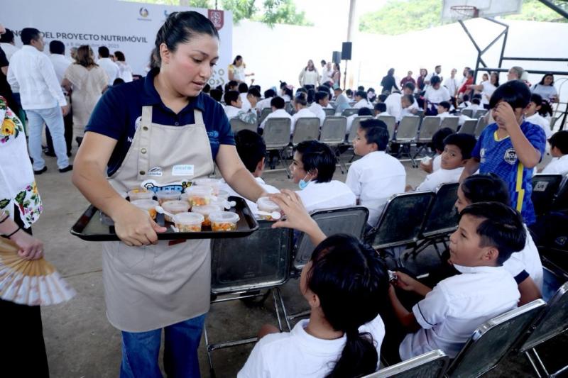 Nutrimóvil lleva talleres de cocina saludable a escuelas de Mérida  