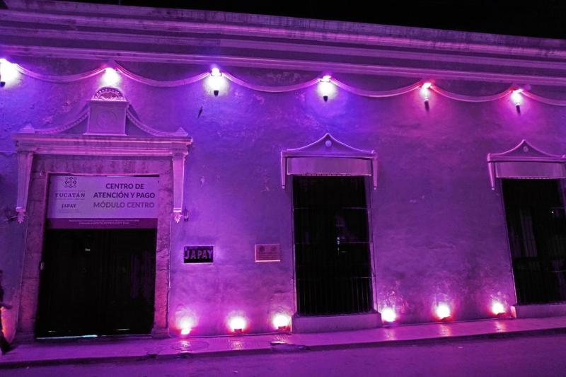 Japay ilumina su sede en apoyo a la lucha contra el cáncer de mama