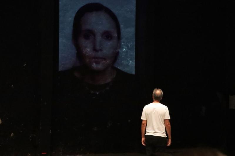 Mohamed El Khatib emociona al público yucateco con su obra "Finir en Beauté"