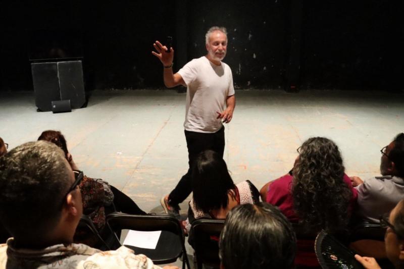 Mohamed El Khatib emociona al público yucateco con su obra "Finir en Beauté"