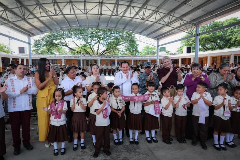 Gobernador Joaquín Díaz Mena cumple compromiso en primaria de Mérida