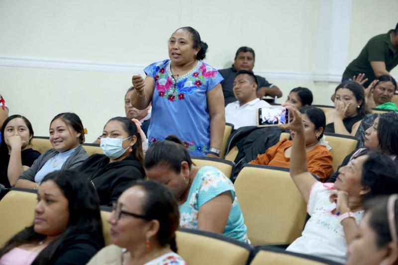   Impulsan enseñanza bilingüe como eje del Renacimiento Maya