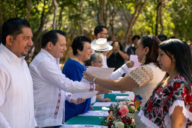 Gobernador Joaquín Díaz Mena entrega certificados de licenciatura e inaugura biblioteca en la Ubbjg de Valladolid