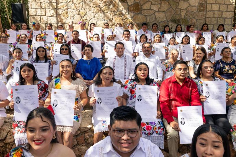 Gobernador Joaquín Díaz Mena entrega certificados de licenciatura e inaugura biblioteca en la Ubbjg de Valladolid