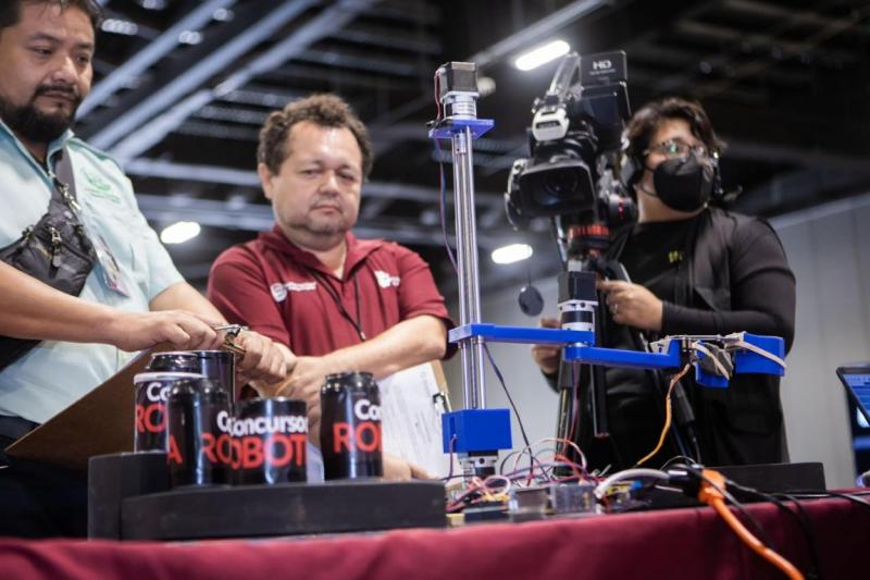 Talento de la niñez y juventud brilla en el Concurso de Robótica 2025