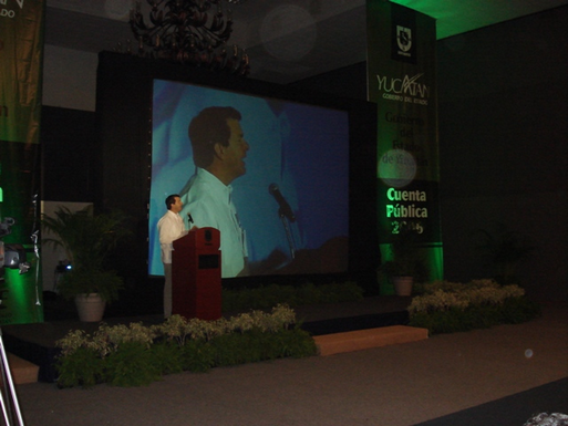 El Gobernador Patricio Patron Laviada, dirigiendo su mensaje al auditorio.